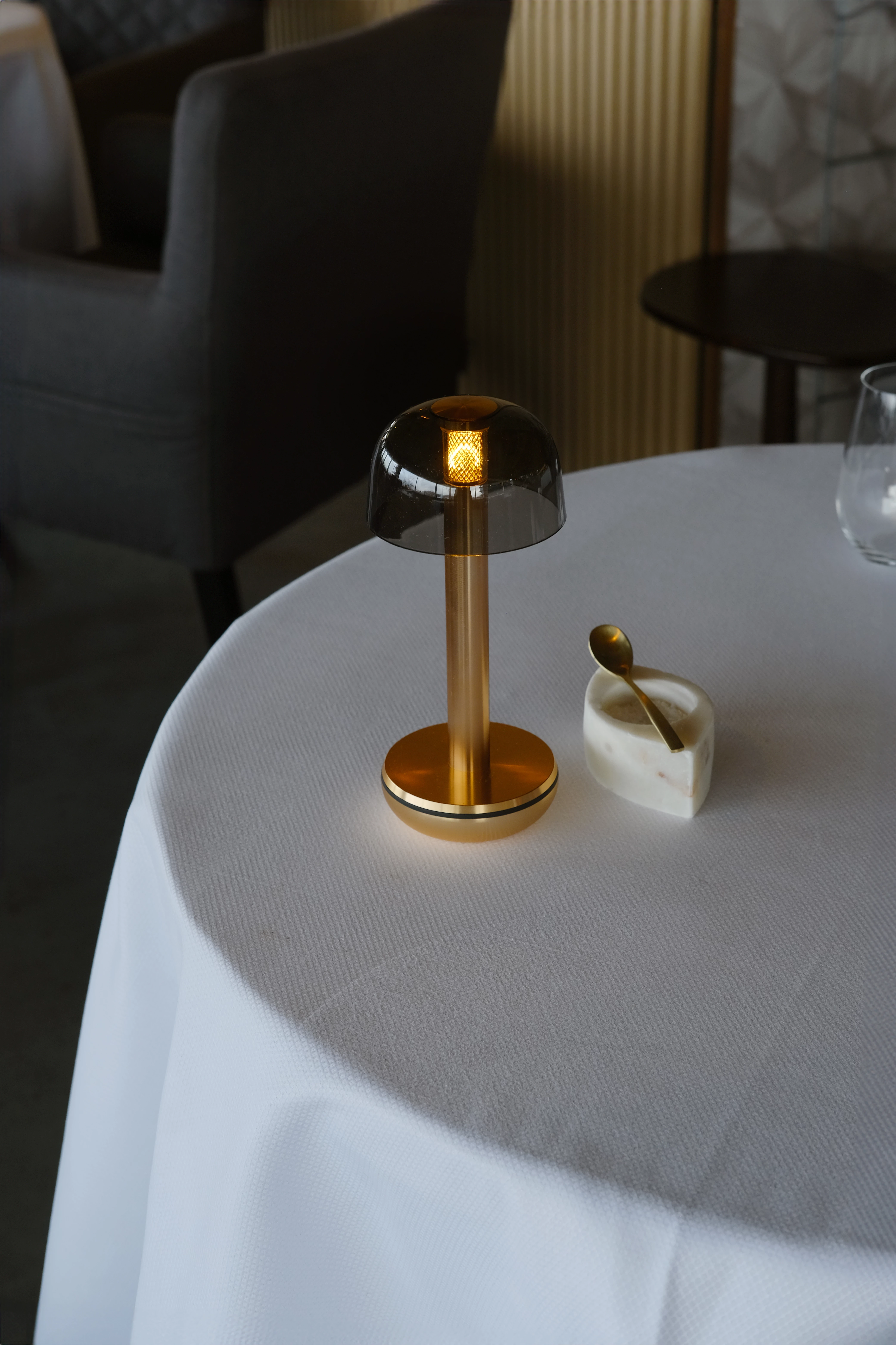 Humble Two lampe, guld/røgfarvet, H21,2 cm