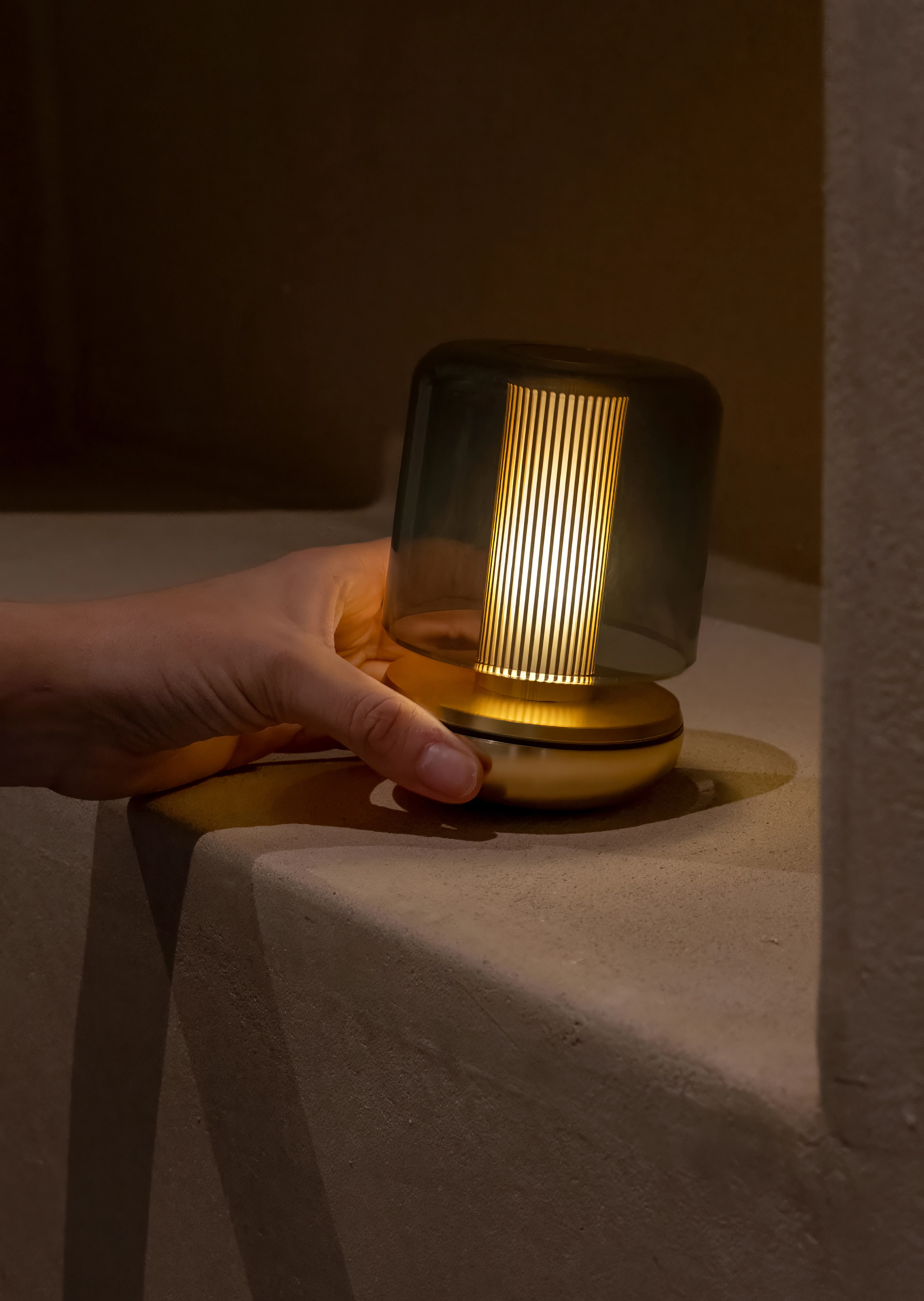 Humble Firefly lampe, guld/røgfarvet, H11,8 cm