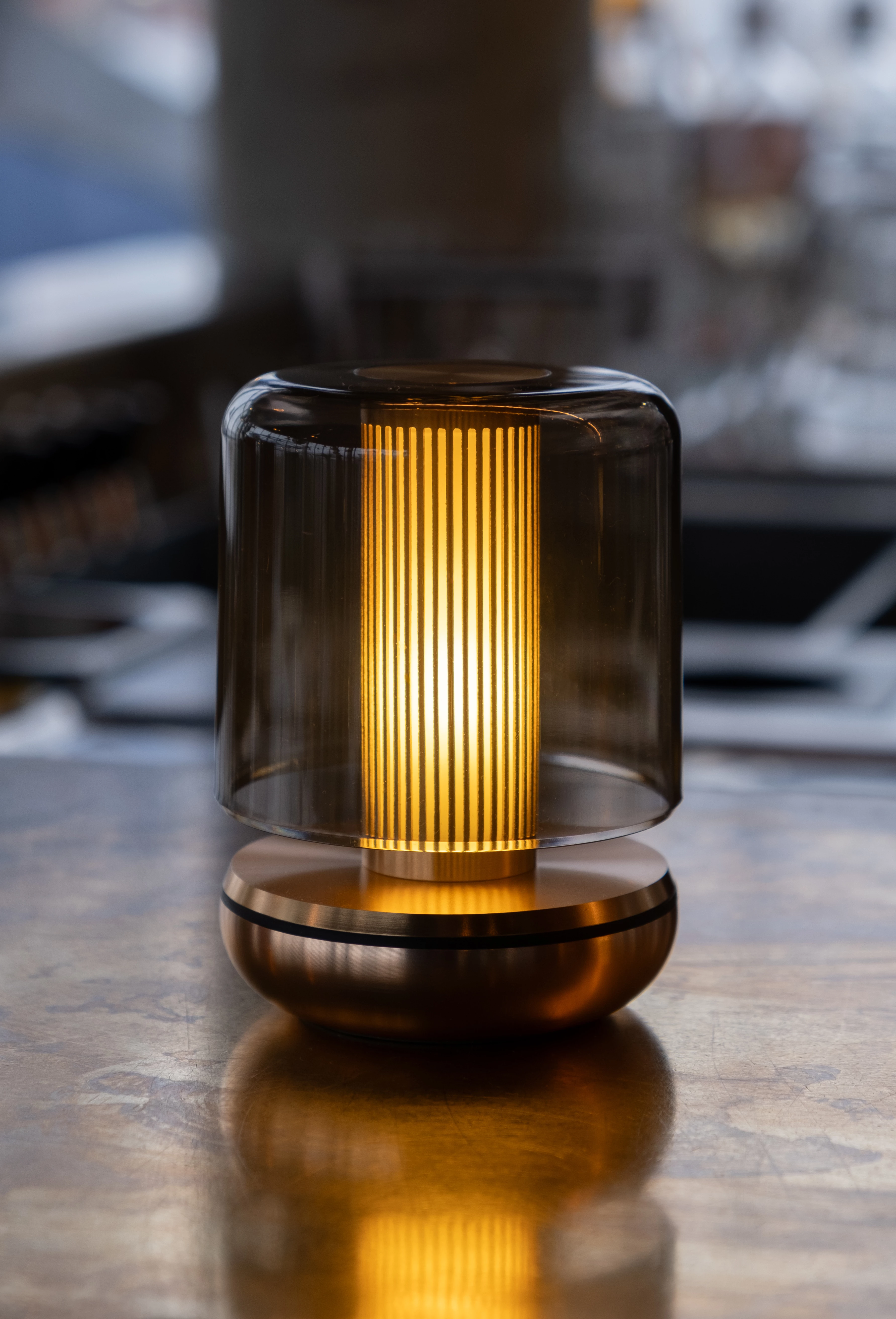 Humble Firefly lampe, guld/røgfarvet, H11,8 cm