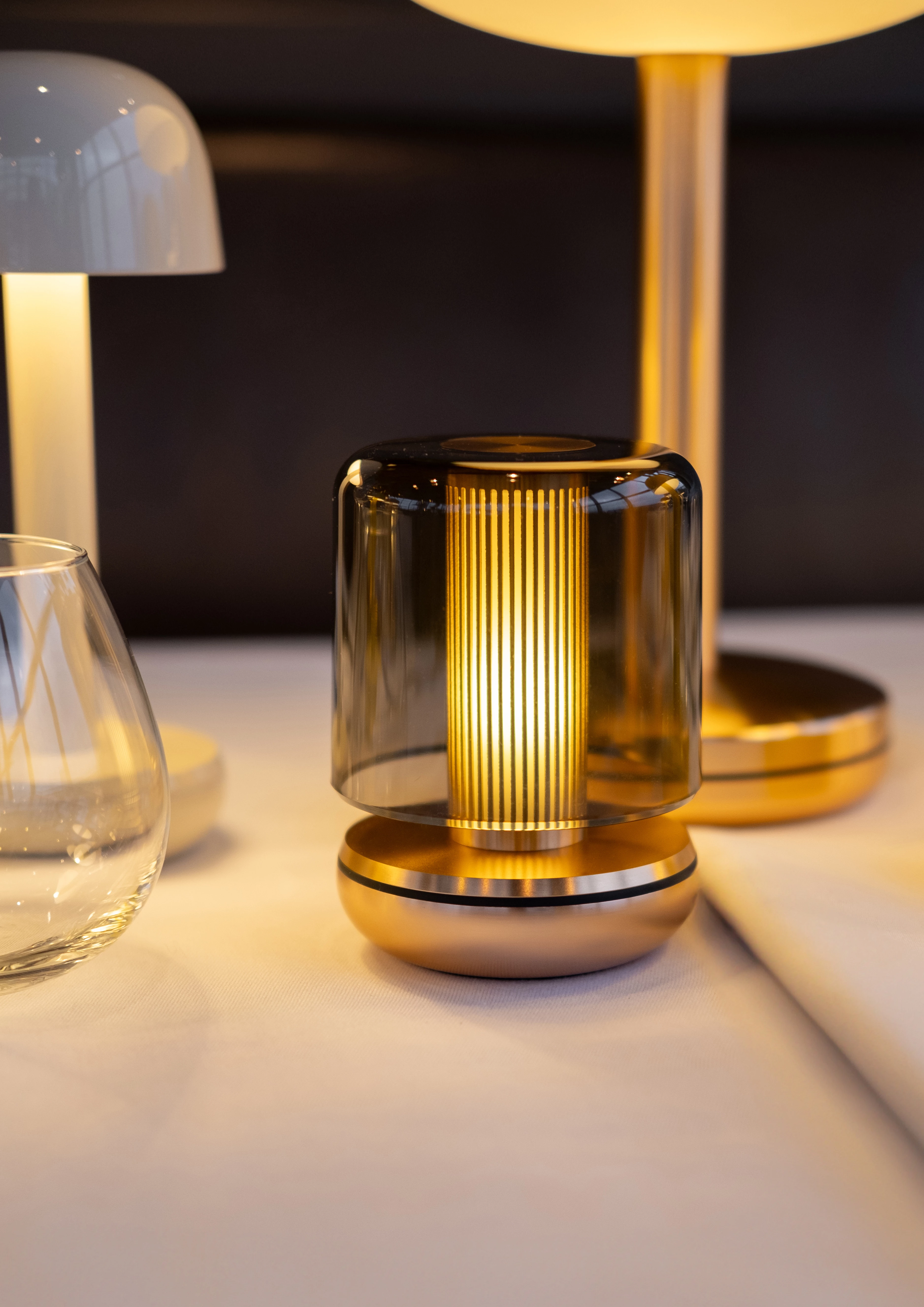 Humble Firefly lampe, guld/røgfarvet, H11,8 cm