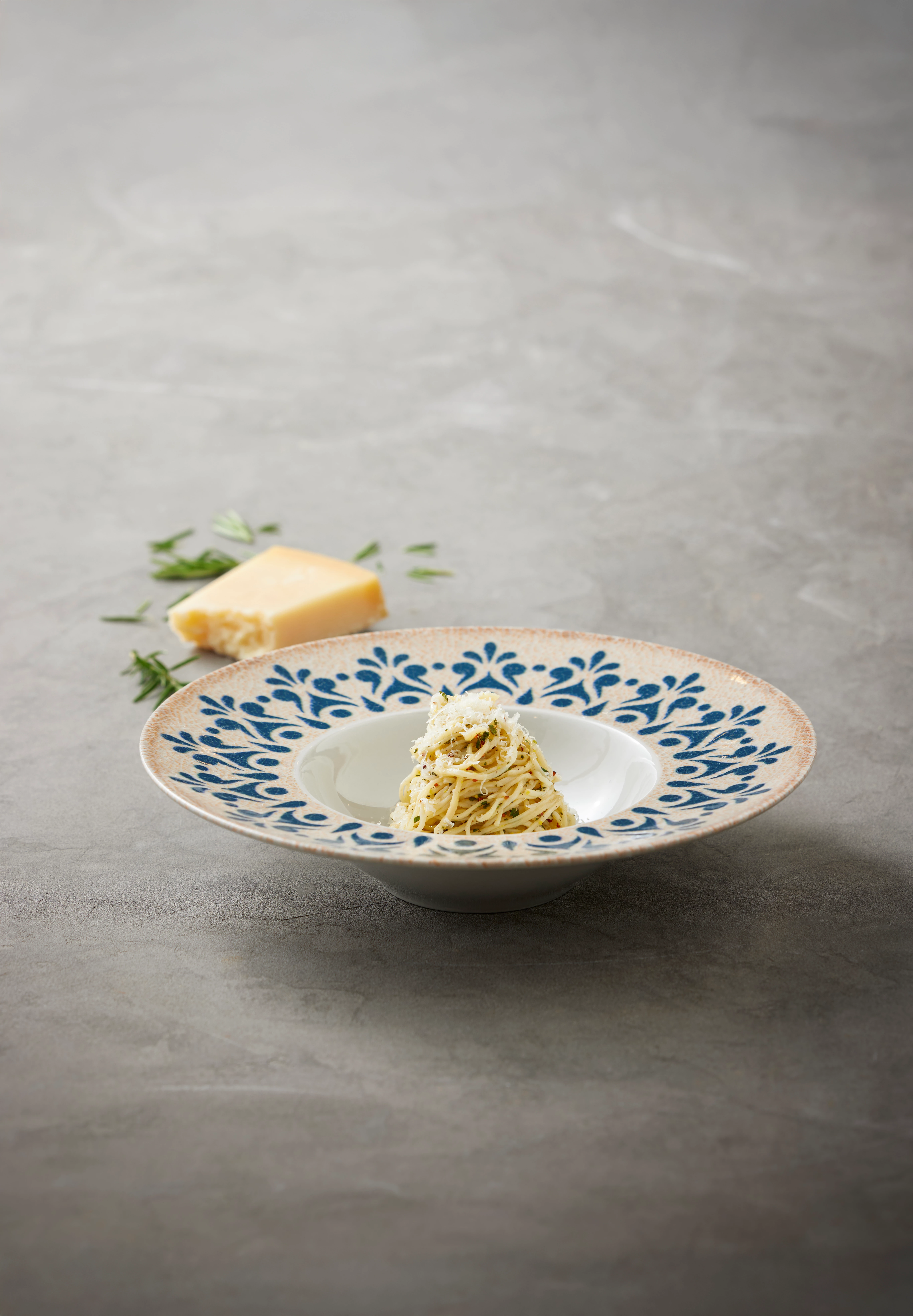 Saturnia Table dyb tallerken med bred fane, blåt mønster, ø27,5 cm