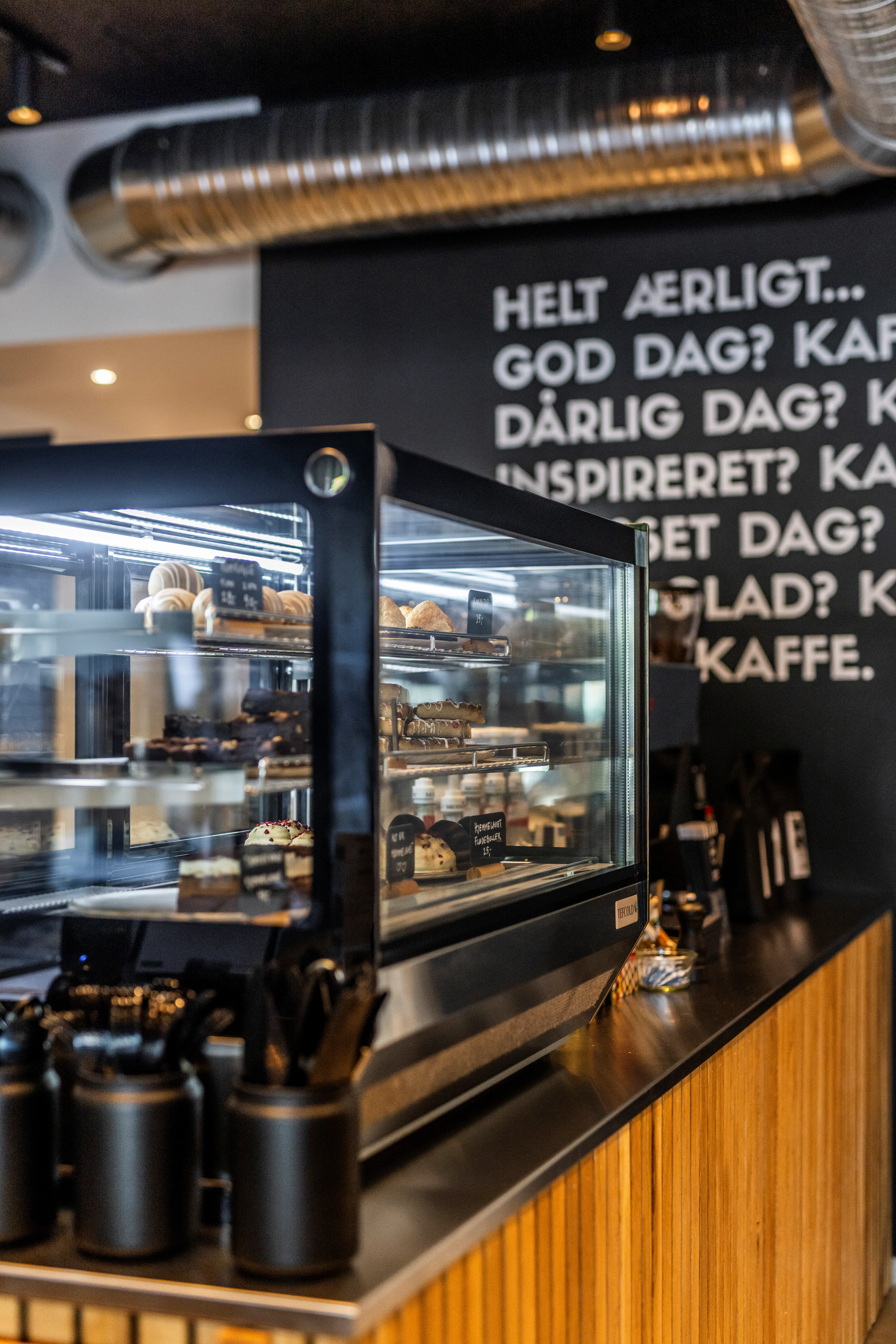 Tefcold LPD1500F/SORT kølemontre