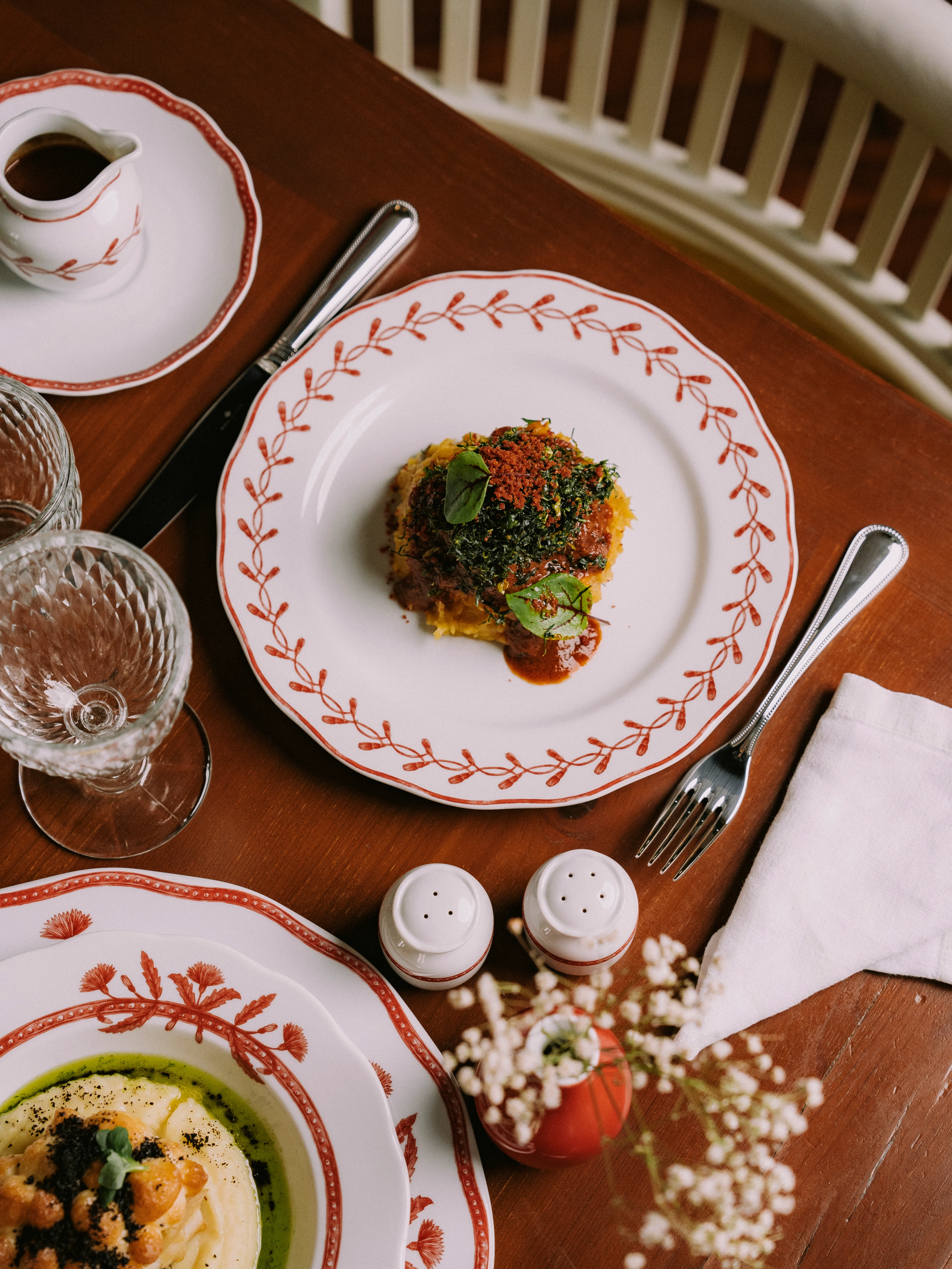 Vista Alegre Jane tallerken, ø26,6 cm, hvid/rød