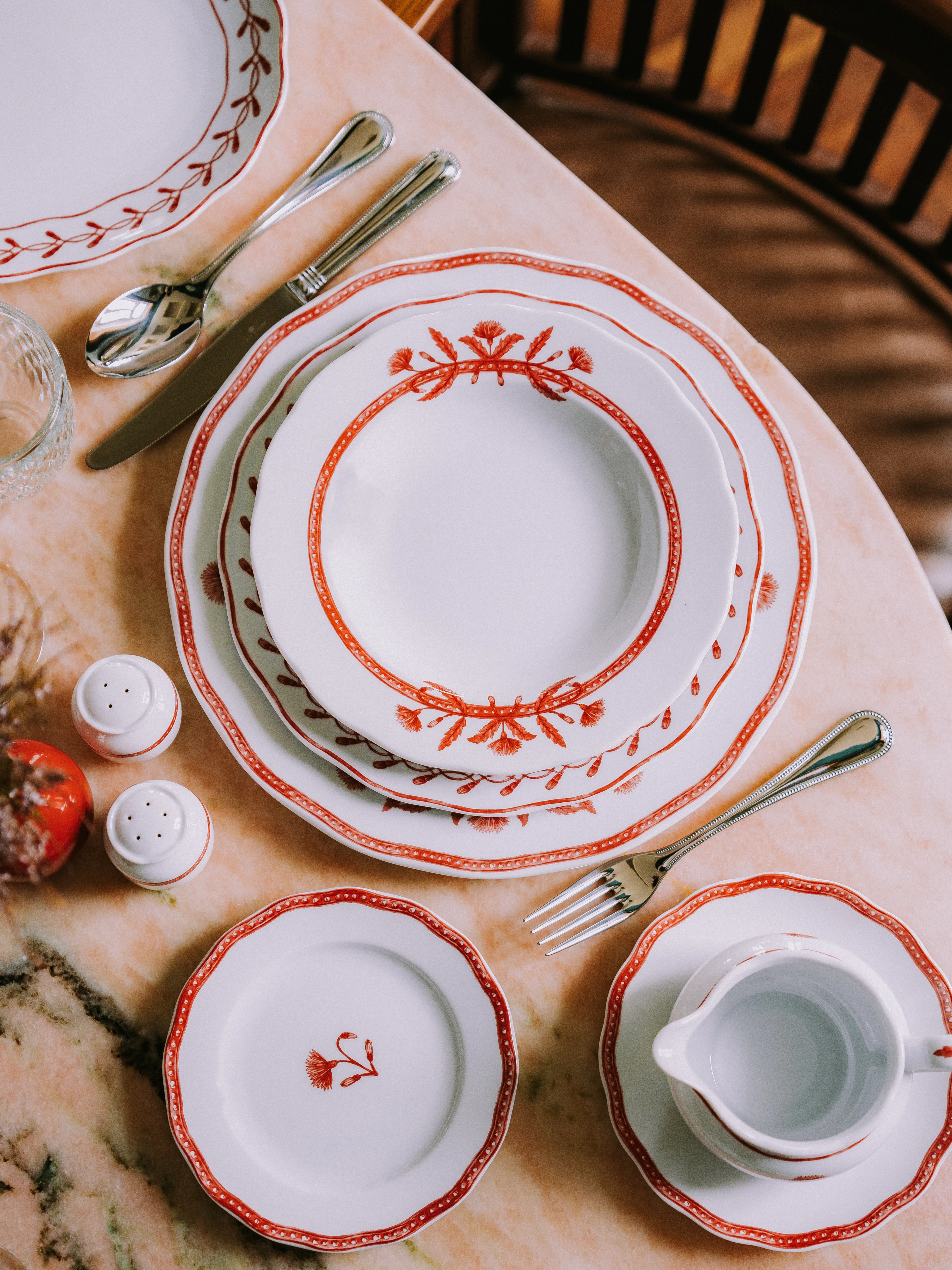 Vista Alegre Jane kande, 30 cl, hvid/rød