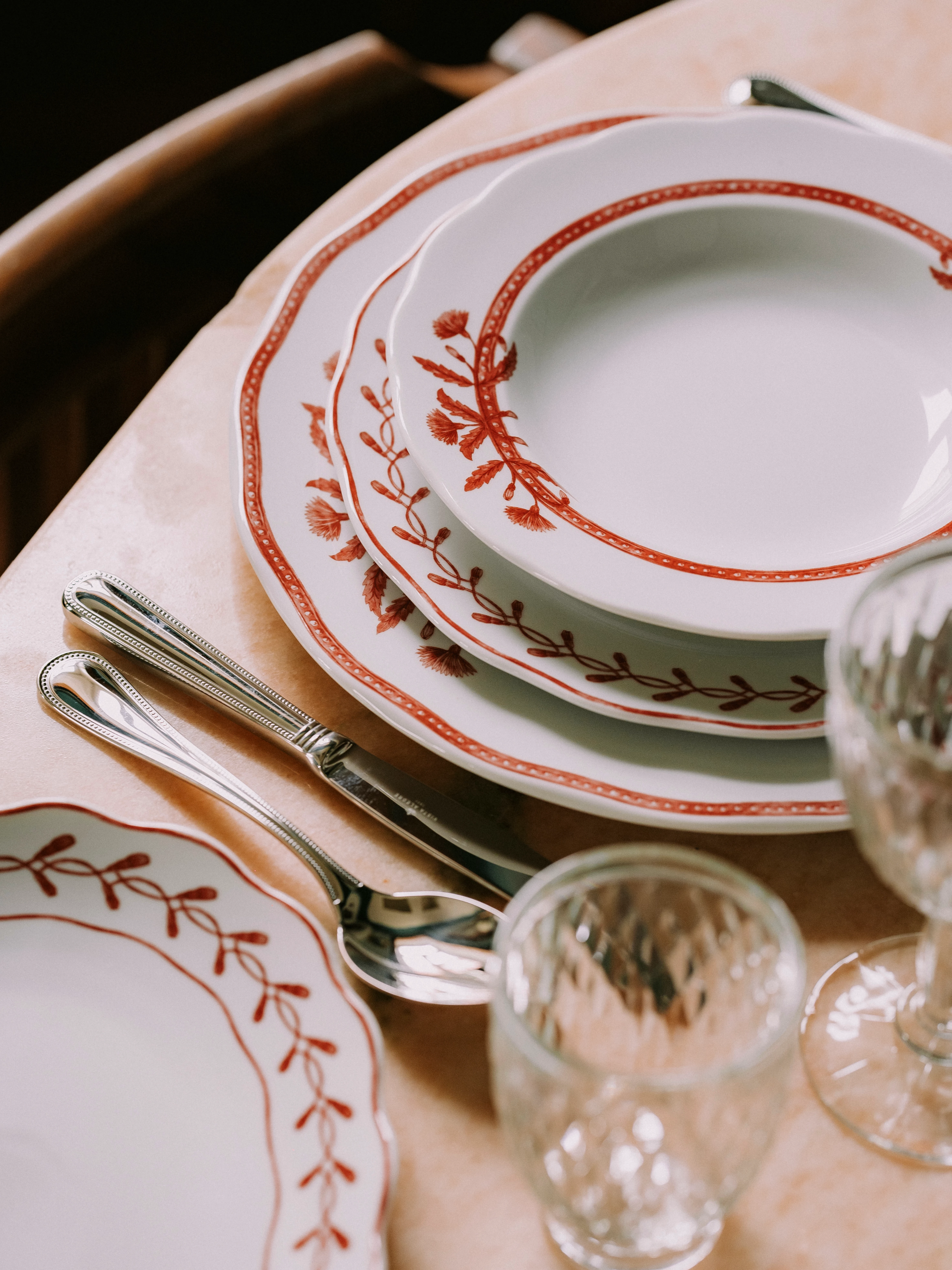 Vista Alegre Jane fad, oval 28,9 x 22,7 cm, hvid/rød