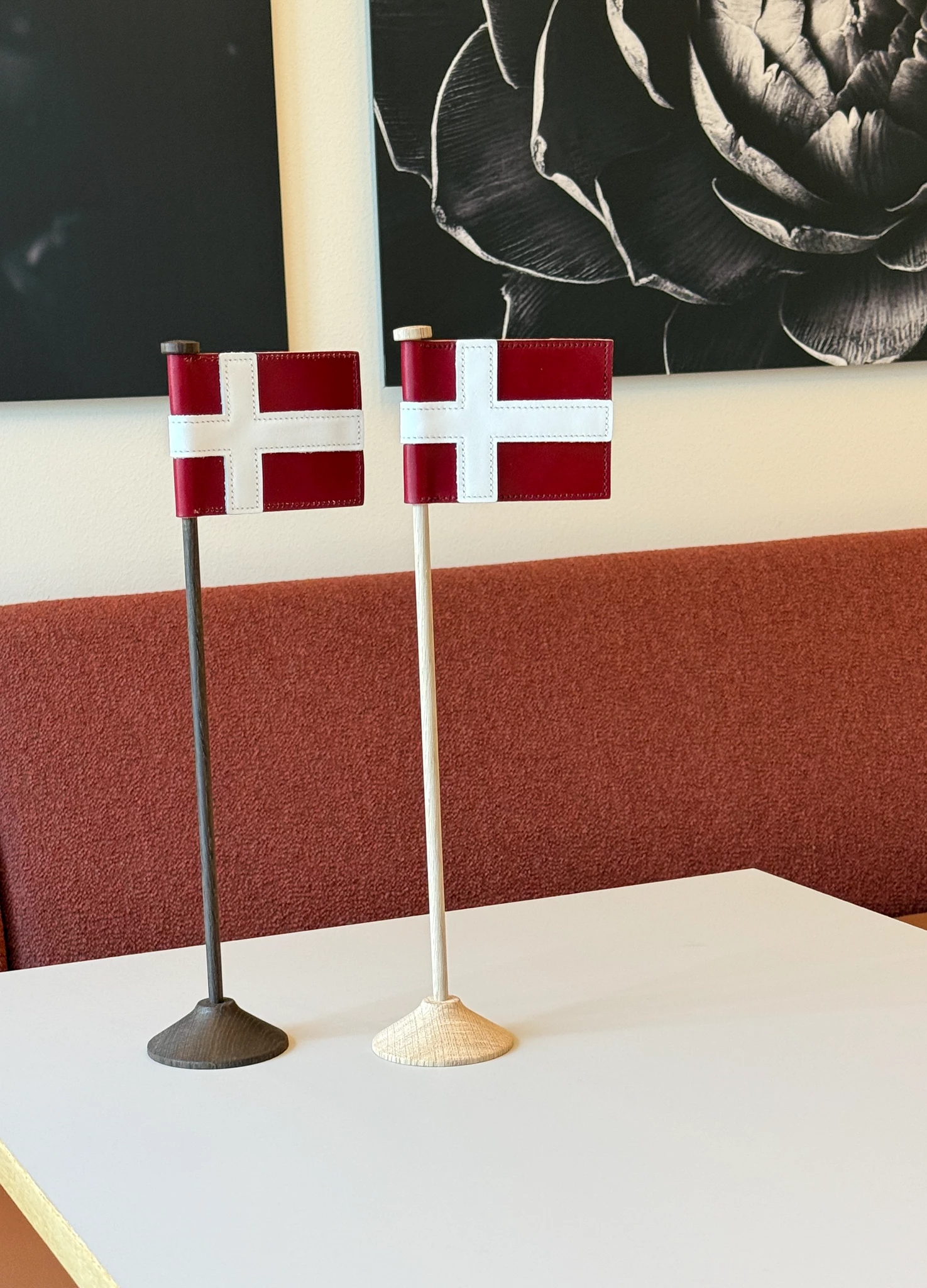 Zevi bordflag med Dannebrog i læder, olieret eg, H37 cm