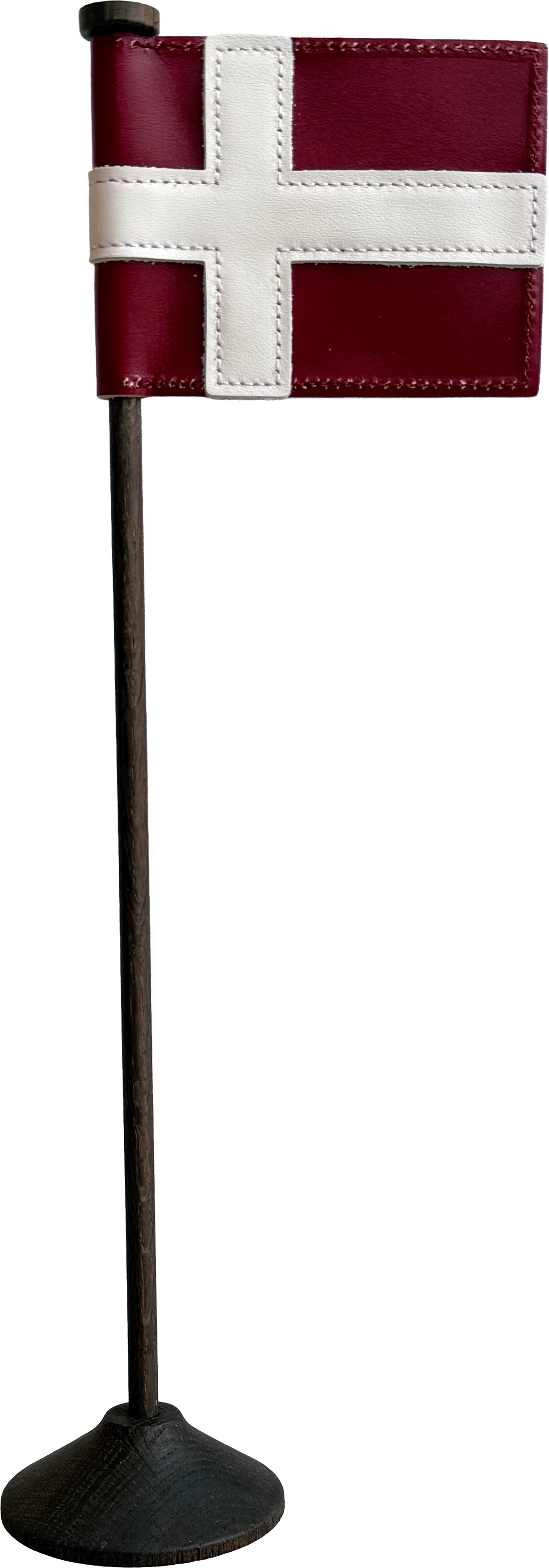 Zevi bordflag med Dannebrog i læder, røget olieret eg, H37 cm