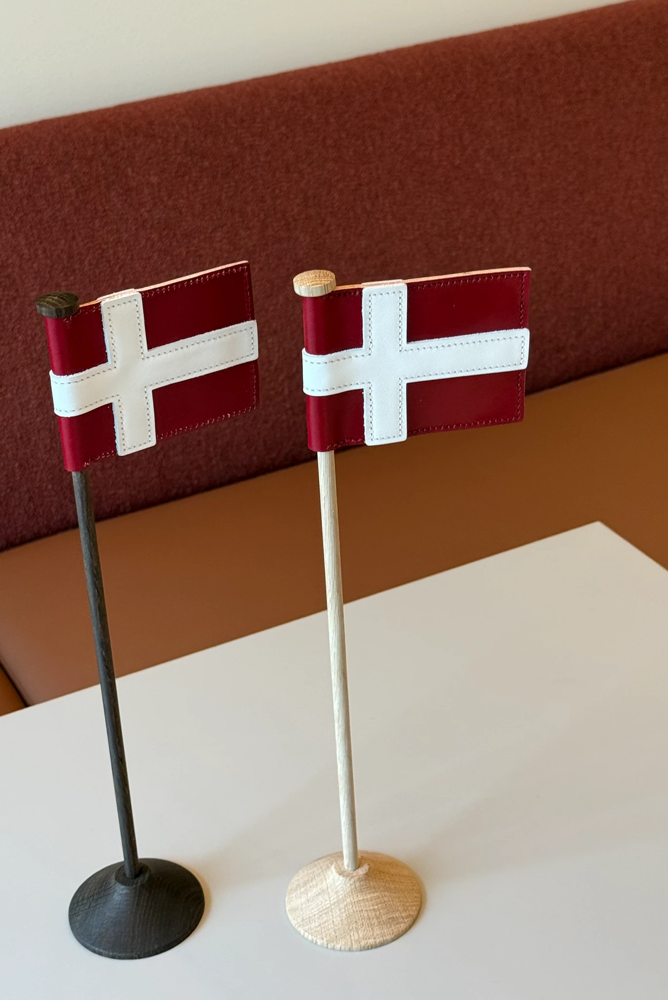 Zevi bordflag med Dannebrog i læder, røget olieret eg, H37 cm